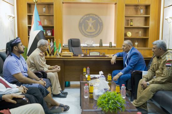 الزُبيدي يوجه بتأمين المناطق المتاخمة لخطوط الملاحة في لحج