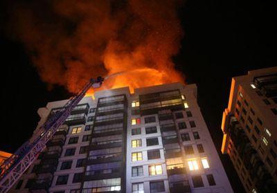 حريق هائل يلتهم مبنى من 11 طابقًا بإسطنبول