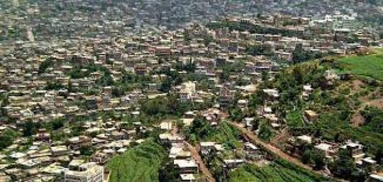 بانفجار قنبلة.. 14 قتيلا وجريحا في مجلس مقيل وسط إب