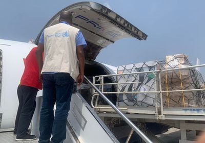 الصحة العالمية تستقبل شحنتي مستلزمات طبية بمطار عدن