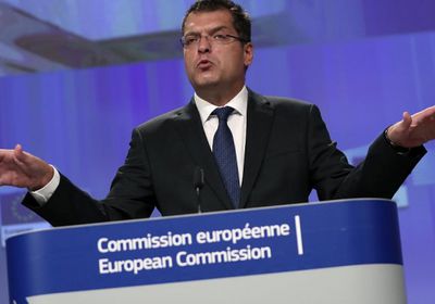 المفوض الأوروبي للأزمات: العاملون الإغاثيون يخاطرون بحياتهم في اليمن