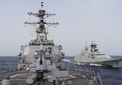 نشر فرقاطة إيطالية ومدمرة أمريكية بخليج عدن