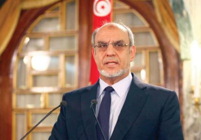 بعد توقيفه.. نقل رئيس الوزراء التونسي الأسبق إلى المستشفى  