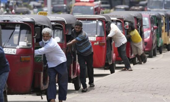 وزير الطاقة يعتذر لسائقي السيارات بعد نفاد البنزين بسريلانكا