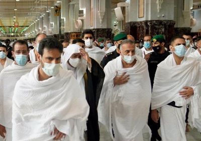 الكاظمي يؤدي مناسك العمرة