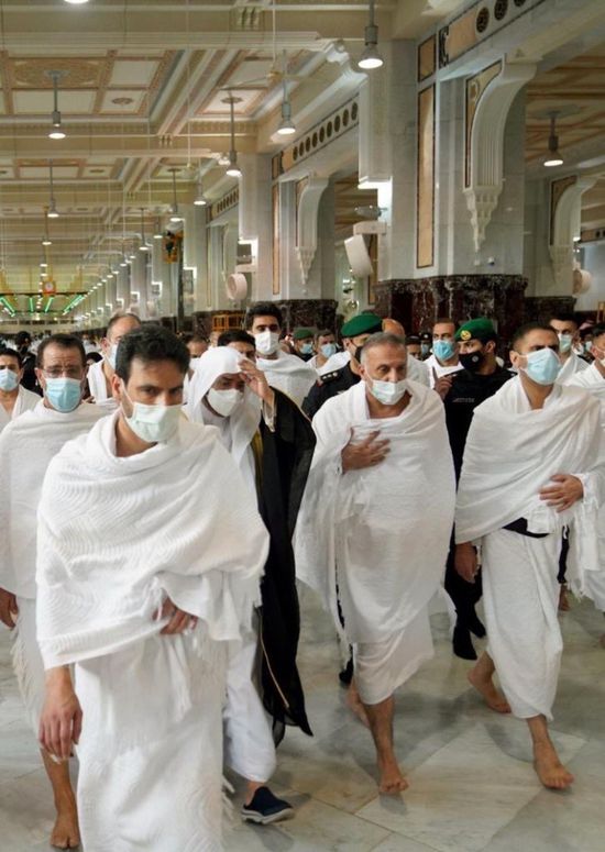 الكاظمي يؤدي مناسك العمرة