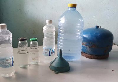 العثور على كميات من الخمور في منزل بالشحر.. والمتهم يستسلم للأمن