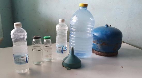 العثور على كميات من الخمور في منزل بالشحر.. والمتهم يستسلم للأمن