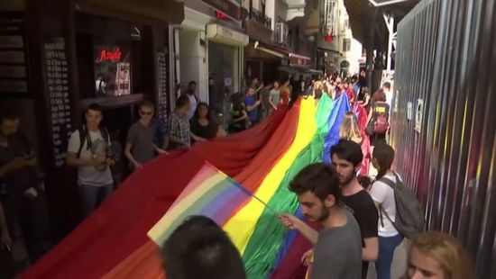الشرطة التركية تفرق مثيرة للمثليين