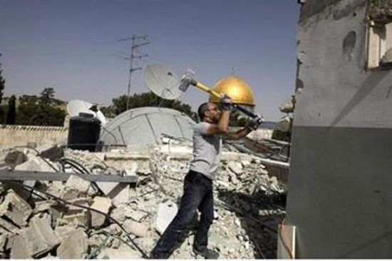 الاحتلال يجبر فلسطينيًا على هدم منزله بهذه الحجة
