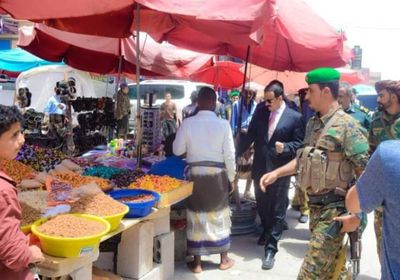 محافظ شبوة يطمئن على توافر السلع بالأسواق