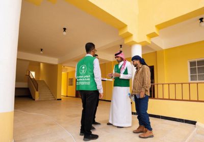 وفد البرنامج السعودي يتفقد مدارس يؤسسها في عدن