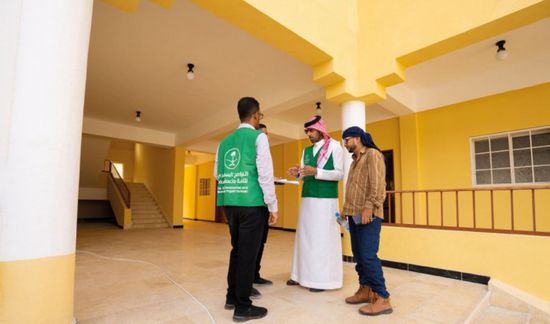 وفد البرنامج السعودي يتفقد مدارس يؤسسها في عدن