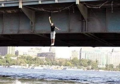 لمروره بأزمة نفسية.. انتحار شاب من أعلى كوبري بمصر