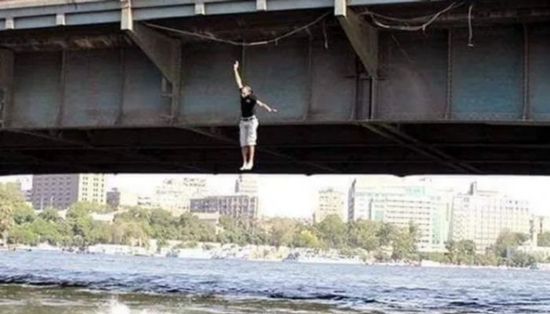 لمروره بأزمة نفسية.. انتحار شاب من أعلى كوبري بمصر