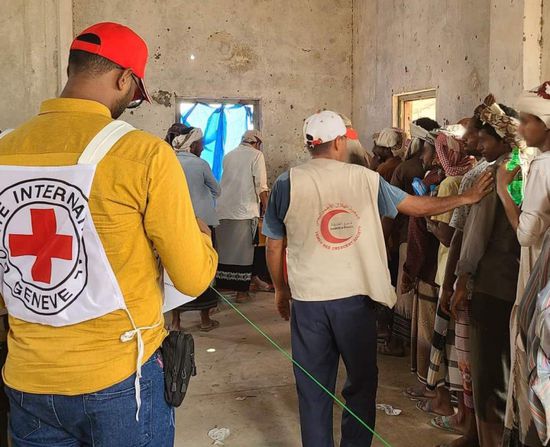 الصليب الأحمر يوجه مساعدات لـ 2500 أسرة في الجراحي