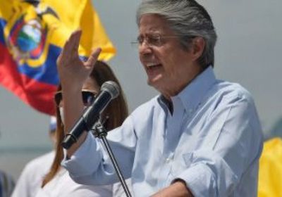 رئيس الإكوادور ينجو من فخ الإطاحة به