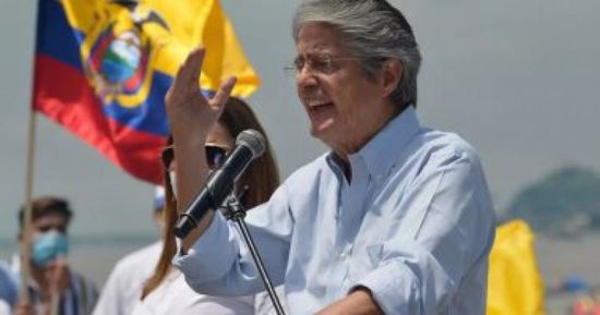 رئيس الإكوادور ينجو من فخ الإطاحة به