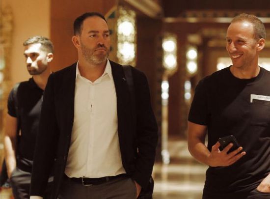 لحظة وصول سواريس إلى مقر النادي الأهلي بالجزيرة (فيديو)