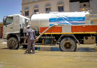 اليونيسف تزيل تجمعاه مياه الأمطار بساحل حضرموت