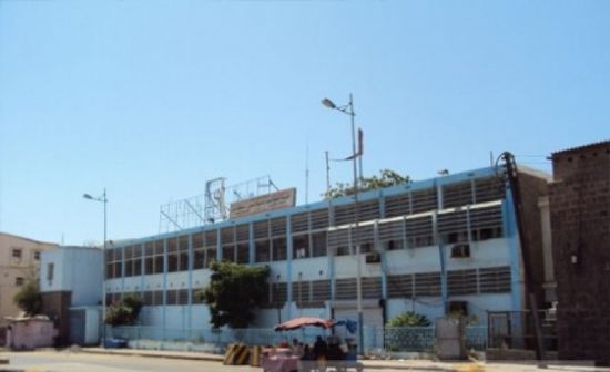 صيانة خط مياه محطة البرزخ في عدن