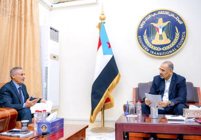 الرئيس الزُبيدي يطالب بسرعة صيانة مصافي عدن