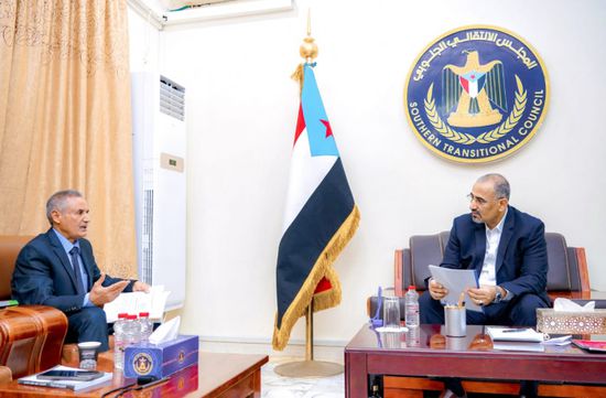 الرئيس الزُبيدي يطالب بسرعة صيانة مصافي عدن