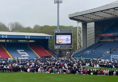 نادٍ إنجليزي يقرر فتح ملعبه لإقامة صلاة العيد