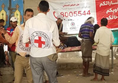 الصليب الأحمر يقدم مساعدات نقدية لـ 1229 عائلة نازحة ببيت الفقيه