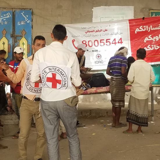 الصليب الأحمر يقدم مساعدات نقدية لـ 1229 عائلة نازحة ببيت الفقيه