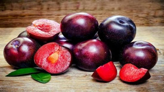 هل البرقوق مفيد للمرأة الحامل؟.. إليكِ الإجابة