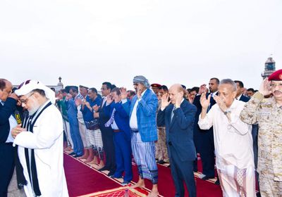 الرئيس الزُبيدي يؤدي صلاة العيد بقصر المعاشيق