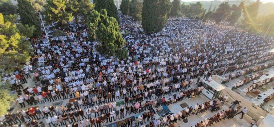 عشرات الآلاف من الفلسطينيين يؤدون صلاة العيد بالمسجد الأقصى
