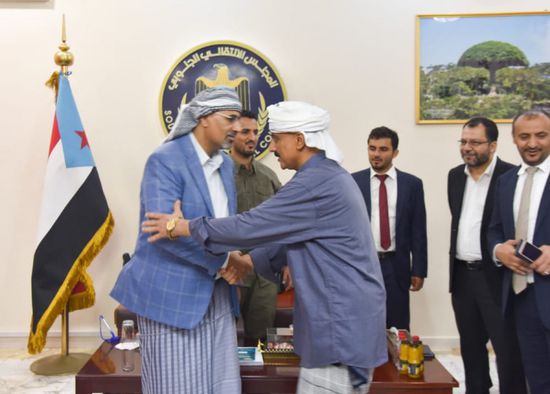 خلال استقبال مهنئيه.. الرئيس الزُبيدي يدعو لتقوية اللحمة الجنوبية