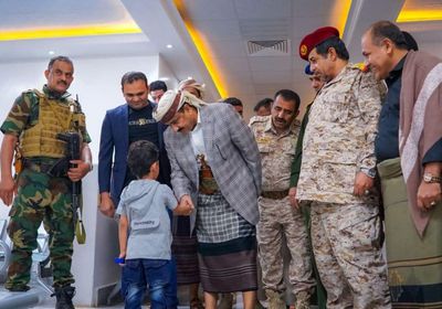 محافظ شبوة يتفقد المرضى بمستشفيات عتق والنقاط الأمنية