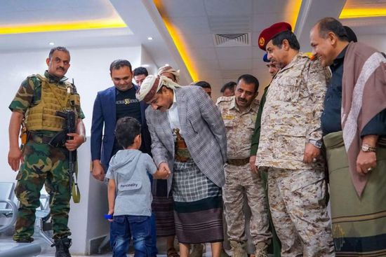 محافظ شبوة يتفقد المرضى بمستشفيات عتق والنقاط الأمنية