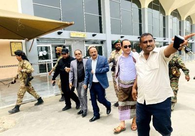 وزير النقل يتوقع طفرة بخدمات مطار عدن