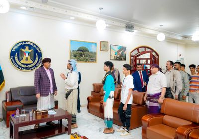 لليوم الثالث.. توافد المواطنين لتهنئة الرئيس الزُبيدي بحلول العيد