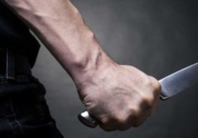 حاول التحرش بزوجته.. شاب يطعن شخصًا في الكويت