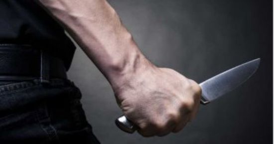 حاول التحرش بزوجته.. شاب يطعن شخصًا في الكويت