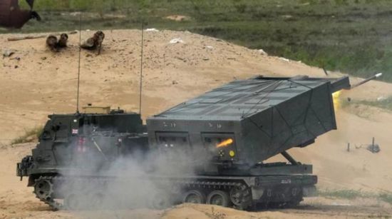 أوكرانيا تتلقى شحنة قاذفات الصواريخ "إم 270"