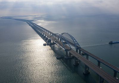 أوكرانيا تتوعد بضرب جسر القرم