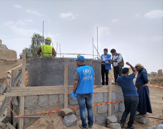 مفوضية اللاجئين تبني خزانات مياه في الجوف