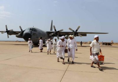 طائرة سعودية عسكرية تعود بـ 90 حاجا إلى سقطرى
