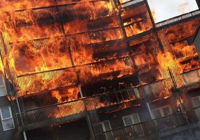 النيران تلتهم مبنى بلدية موروس وسط إسبانيا