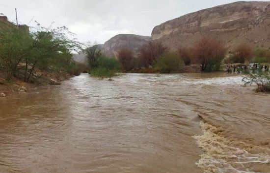 السيول تقطع الطريق بين سيئون والمكلا