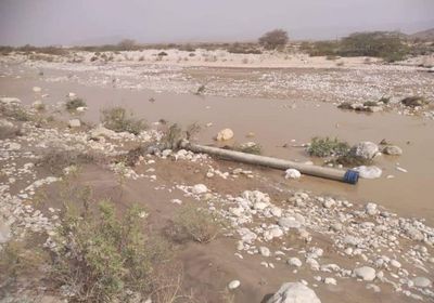 السيول تدمر شبكة مياه الدكداك في الشحر