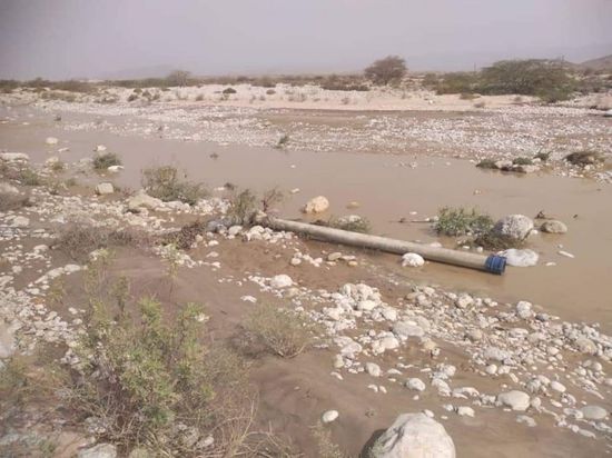 السيول تدمر شبكة مياه الدكداك في الشحر