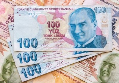 العملة التركية تهوي لأدنى مستوياتها خلال عام