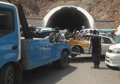 سحب السيارات المتهالكة من القلوعة في عدن